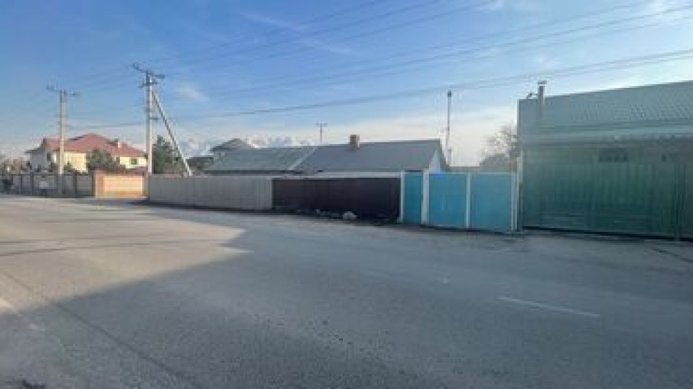 Полдома, 52 м², 3 комнаты, Риэлтор, Старый ремонт Бишкек - изображение 1