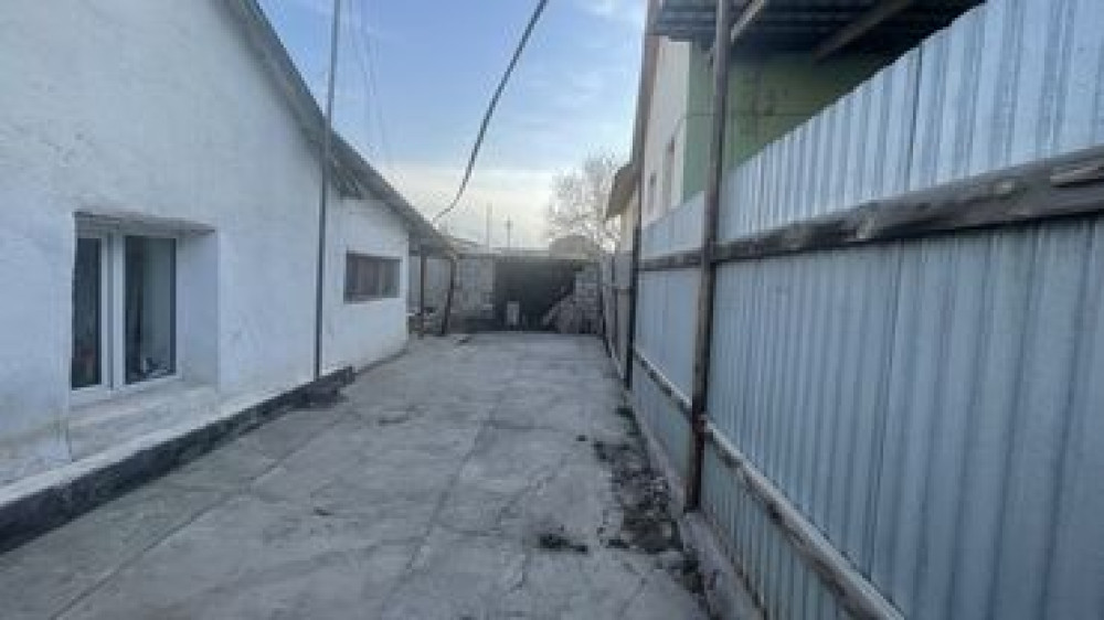 Полдома, 52 м², 3 комнаты, Риэлтор, Старый ремонт Бишкек - изображение 2