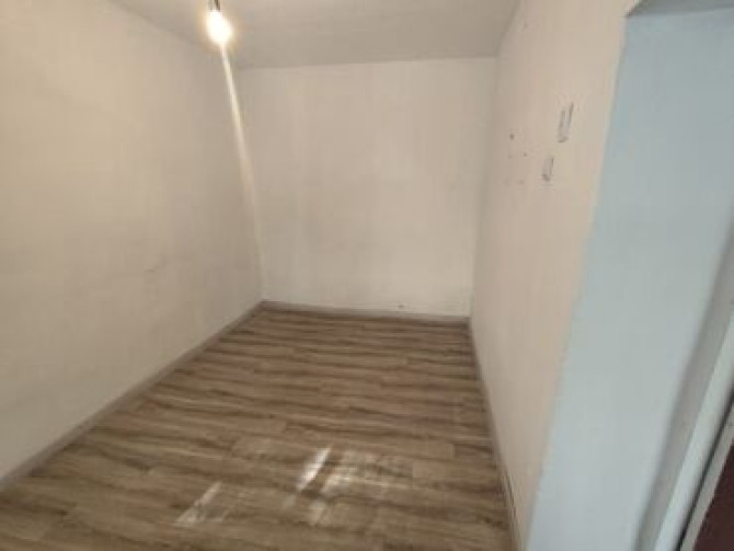 2 комнаты, 16 м², Малосемейка, 1 этаж, Старый ремонт Бишкек - изображение 2