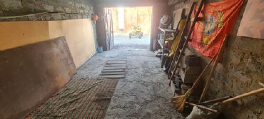 40 м², Кирпичный, Бетонный | Охрана, Смотровая яма, Подвал, погреб Бишкек - сүрөт 4