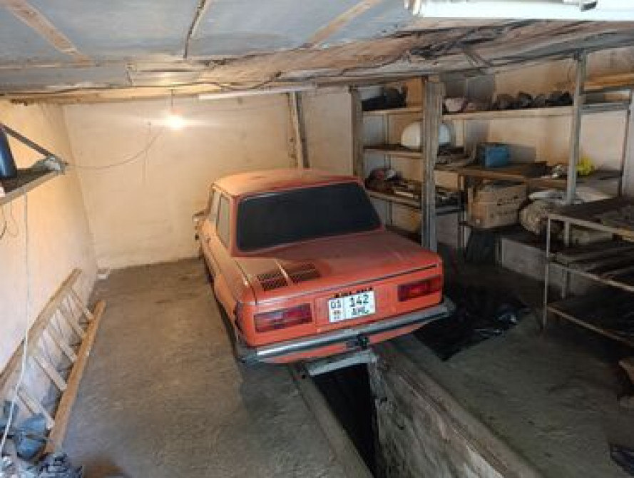 24 м², Кирпичный, Бетонный | Смотровая яма, Охрана, Подвал, погреб Бишкек - сүрөт 2