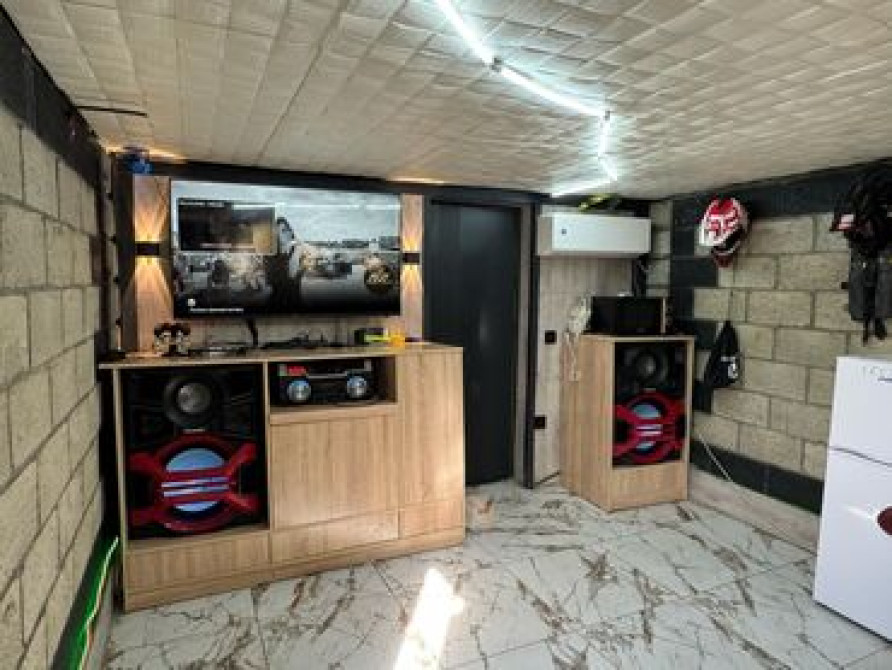 40 м², Кирпичный, Бетонный | Охрана, Смотровая яма, Подвал, погреб Bishkek - photo 1