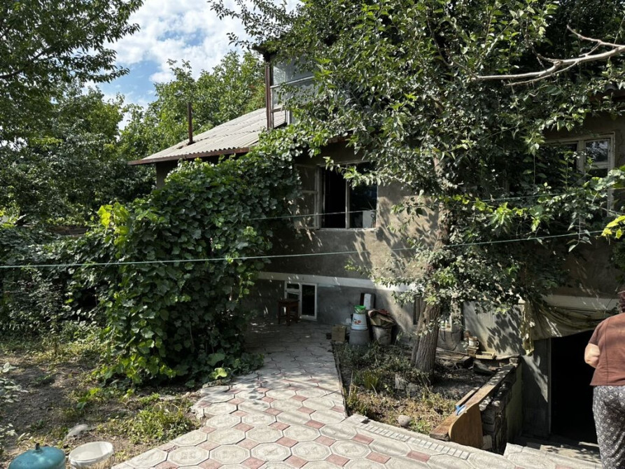 Дом, 191 м², 8 комнат, Собственник, Старый ремонт Бишкек - сүрөт 1