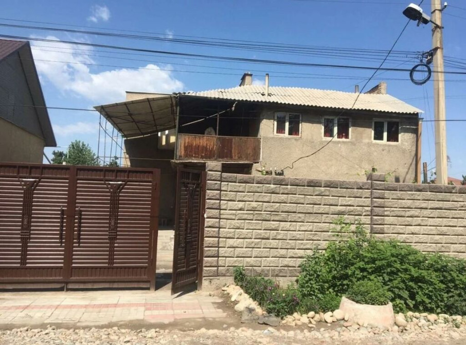 Дом, 200 м², 8 комнат, Собственник, Старый ремонт Бишкек - сүрөт 1