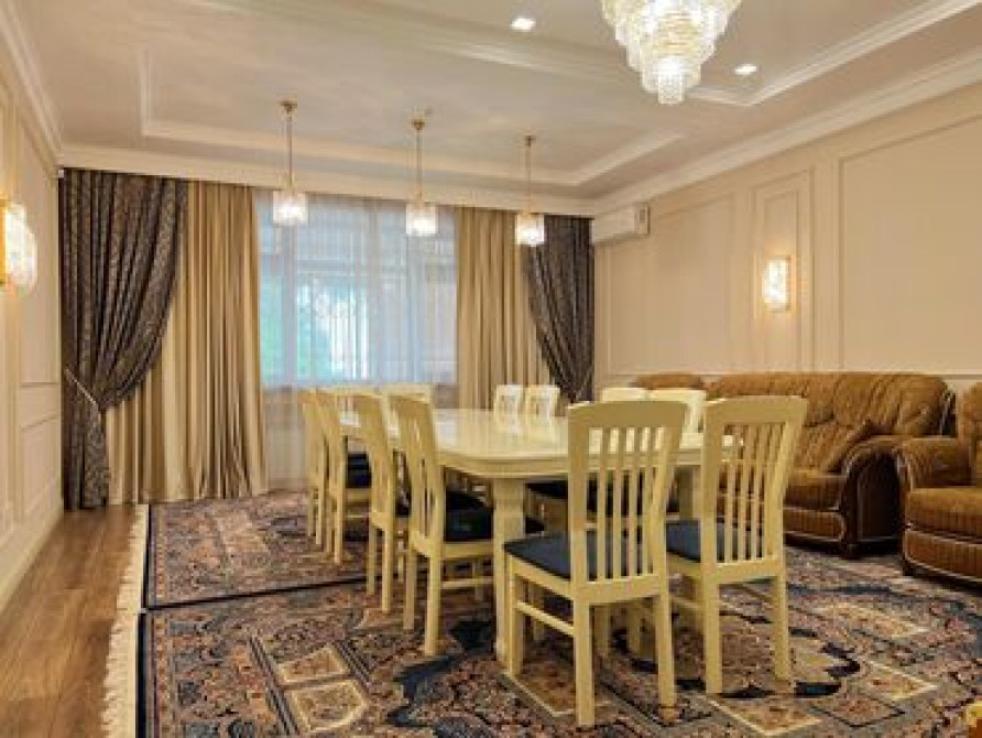 Дом, 400 м², 9 комнат, Агентство недвижимости, Дизайнерский ремонт Бишкек - сүрөт 1