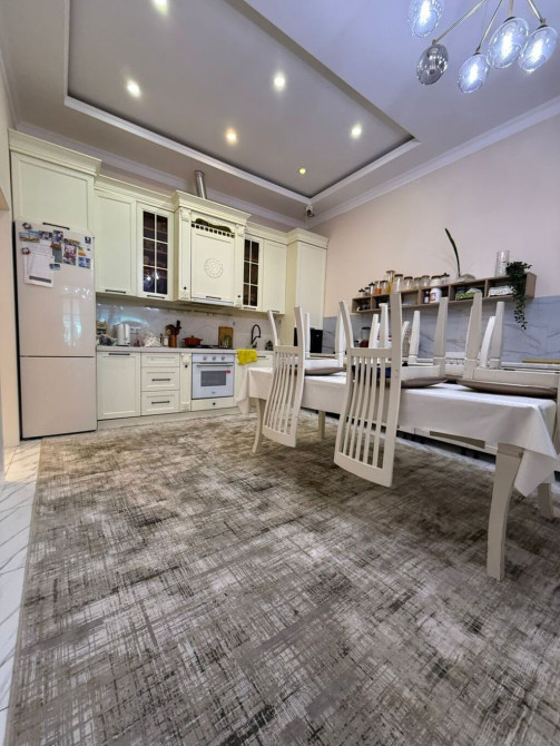 Дом, 200 м², 10 комнат, Агентство недвижимости, Дизайнерский ремонт Бишкек - сүрөт 1