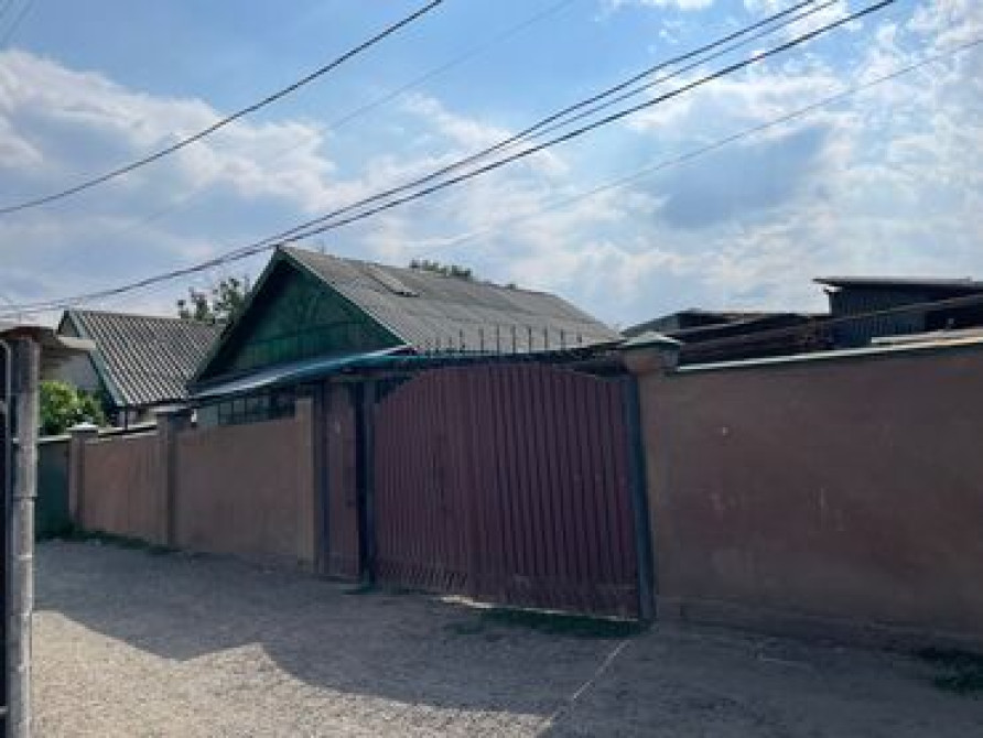 Дом, 65 м², 10 комнат, Собственник, Старый ремонт Бишкек - сүрөт 1
