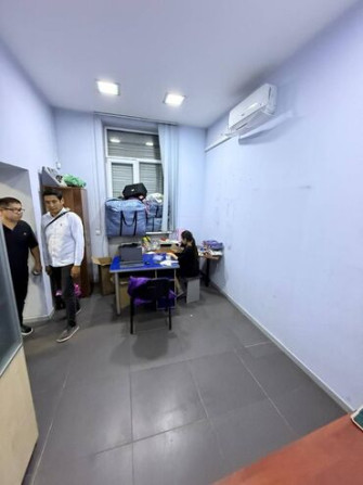 Продаю Офис 189 м², С ремонтом, С мебелью, Многоэтажное здание, 1 этаж Бишкек - изображение 2