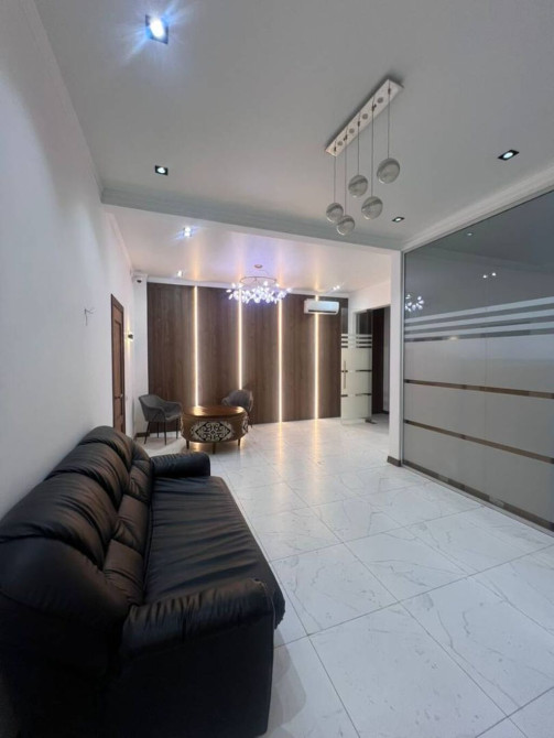 Продаю Офис 131 м², С ремонтом, С мебелью, Без мебели, Многоэтажное здание, 1 этаж Бишкек - сүрөт 1