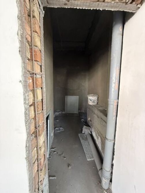 Продаю Офис 160 м², Без ремонта, Без мебели, Многоэтажное здание, 1 этаж Бишкек - сүрөт 4