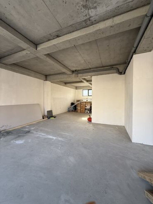 Продаю Офис 160 м², Без ремонта, Без мебели, Многоэтажное здание, 1 этаж Бишкек - сүрөт 3