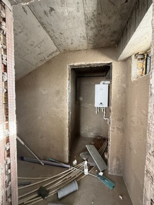 Продаю Офис 160 м², Без ремонта, Без мебели, Многоэтажное здание, 1 этаж Бишкек - сүрөт 5