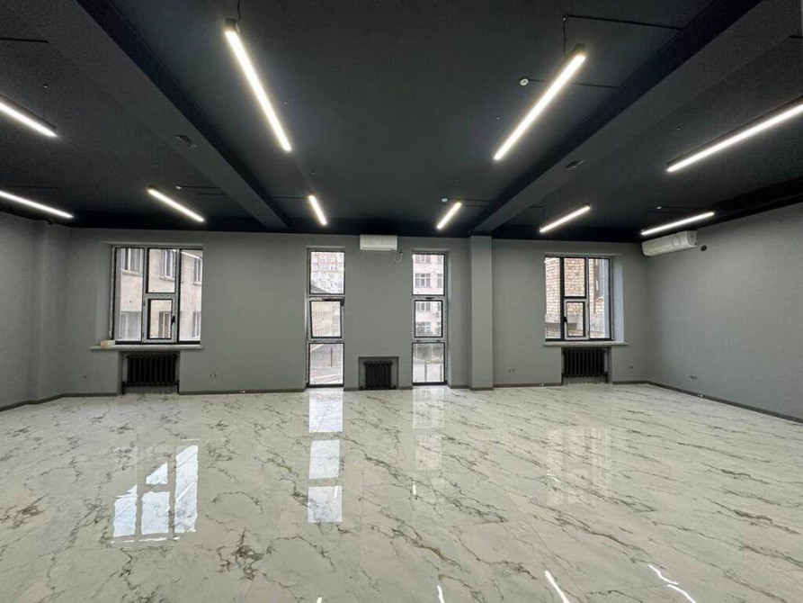 Продаю Офис 400 м², С ремонтом, Без мебели, 1 этаж Бишкек - сүрөт 1