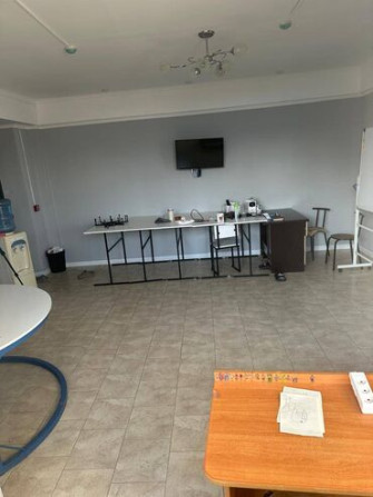 Продаю Офис 43 м², С ремонтом, Без мебели, Многоэтажное здание, 1 этаж Бишкек - изображение 2
