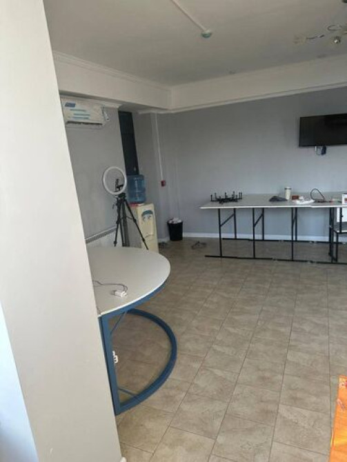 Продаю Офис 43 м², С ремонтом, Без мебели, Многоэтажное здание, 1 этаж Bishkek - photo 3