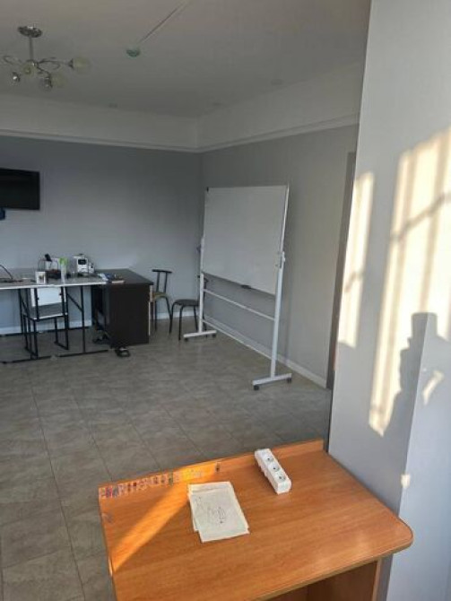 Продаю Офис 43 м², С ремонтом, Без мебели, Многоэтажное здание, 1 этаж Bishkek - photo 4