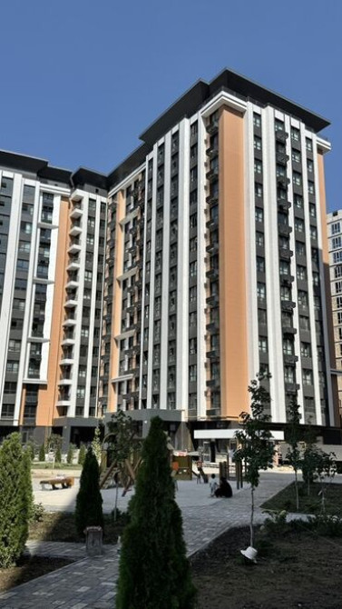 Продаю Офис 176 м², Без ремонта, Без мебели, Многоэтажное здание, 2 этаж Bishkek - photo 1