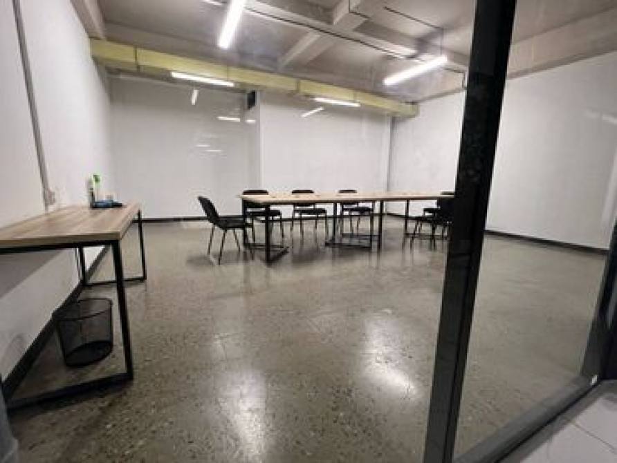 Продаю Офис 35 м², С ремонтом, Без мебели, Бизнес центр, 4 этаж Bishkek - photo 2