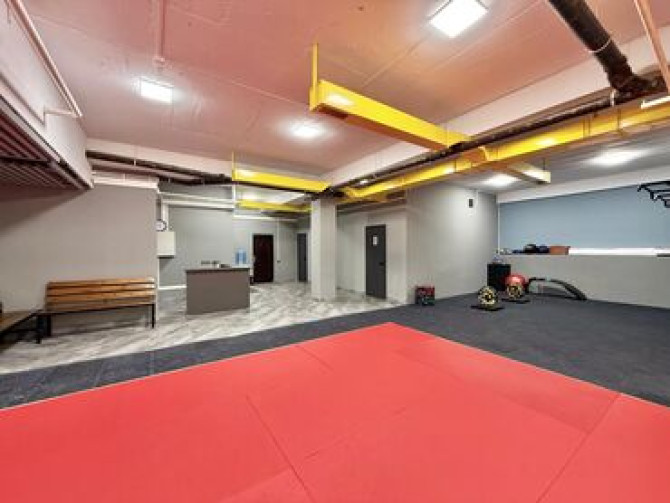 Продаю Офис 264 м², С ремонтом, С мебелью, Многоэтажное здание, Цокольный этаж этаж Бишкек - изображение 3