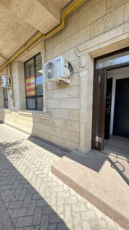 Продаю Офис 35 м², С ремонтом, С мебелью, Многоэтажное здание, 1 этаж Бишкек - сүрөт 2