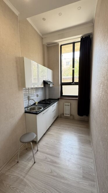 Продаю Офис 35 м², С ремонтом, С мебелью, Многоэтажное здание, 1 этаж Бишкек - сүрөт 6