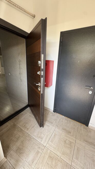 Продаю Офис 35 м², С ремонтом, С мебелью, Многоэтажное здание, 1 этаж Бишкек - сүрөт 3