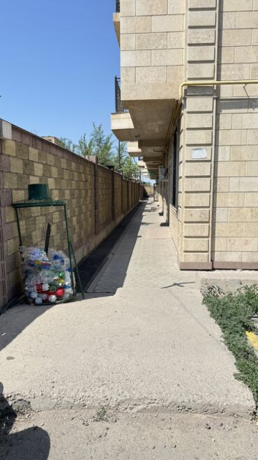 Продаю Офис 35 м², С ремонтом, С мебелью, Многоэтажное здание, 1 этаж Бишкек - сүрөт 1