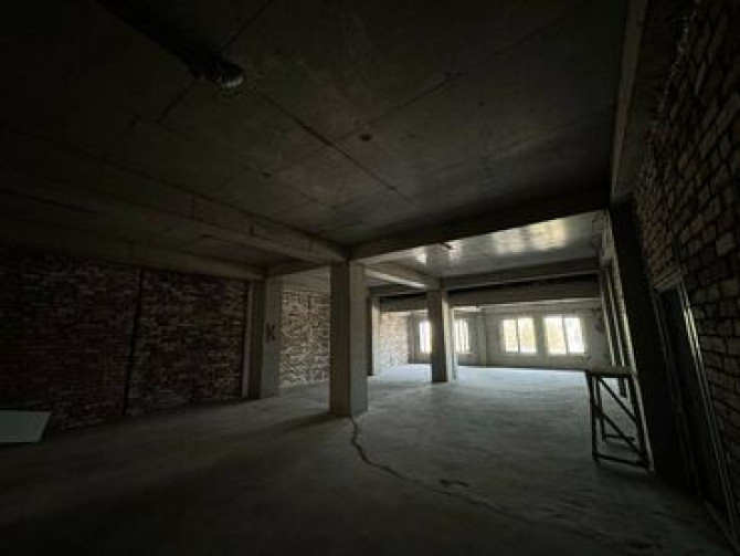 Продаю Офис 174 м², Без ремонта, Без мебели, Многоэтажное здание, 2 этаж Бишкек - сүрөт 3