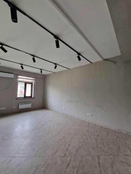 Продаю Офис 33 м², С ремонтом, Без мебели, Многоэтажное здание, 3 этаж Bishkek - photo 2