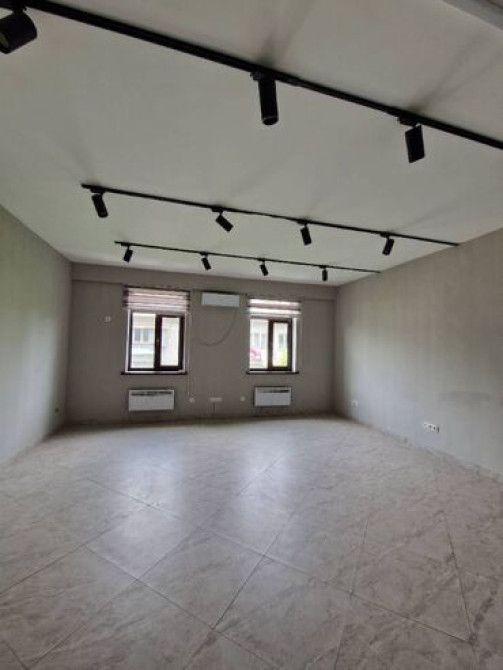 Продаю Офис 33 м², С ремонтом, Без мебели, Многоэтажное здание, 3 этаж Bishkek - photo 1