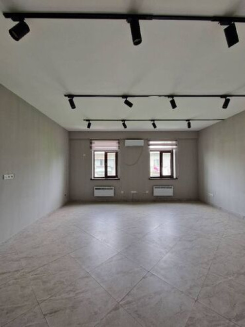Продаю Офис 33 м², С ремонтом, Без мебели, Многоэтажное здание, 3 этаж Bishkek - photo 4
