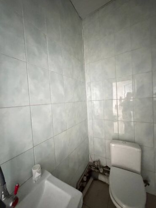 Продаю Офис 195 м², Без ремонта, Многоэтажное здание, 1 этаж Бишкек - сүрөт 3