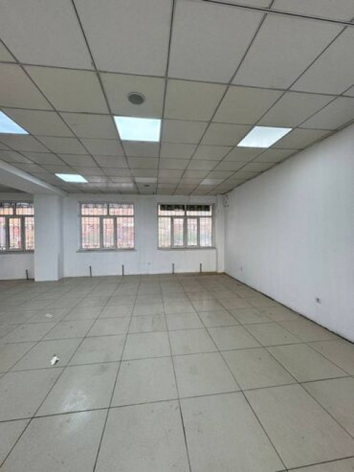 Продаю Офис 195 м², Без ремонта, Многоэтажное здание, 1 этаж Бишкек - сүрөт 2