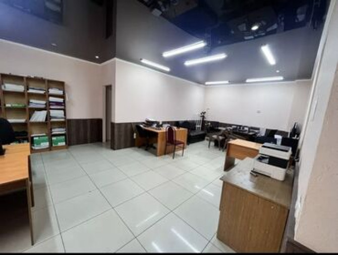 Продаю Офис 82 м², С ремонтом, С мебелью, Частный дом, 1 этаж Бишкек - сүрөт 3