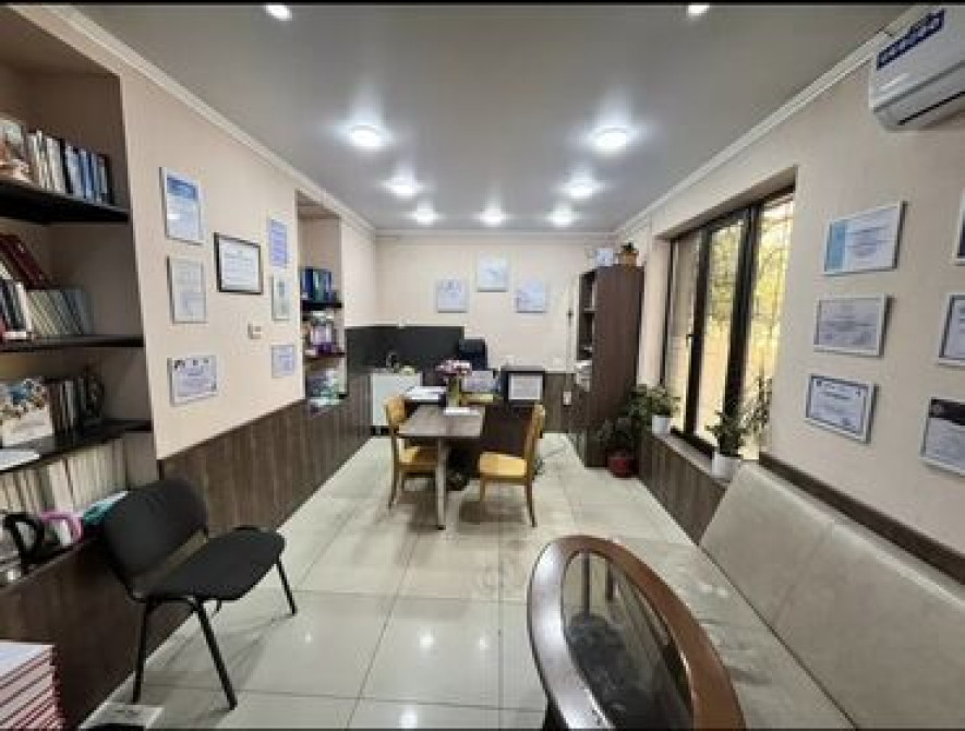 Продаю Офис 82 м², С ремонтом, С мебелью, Частный дом, 1 этаж Бишкек - сүрөт 2