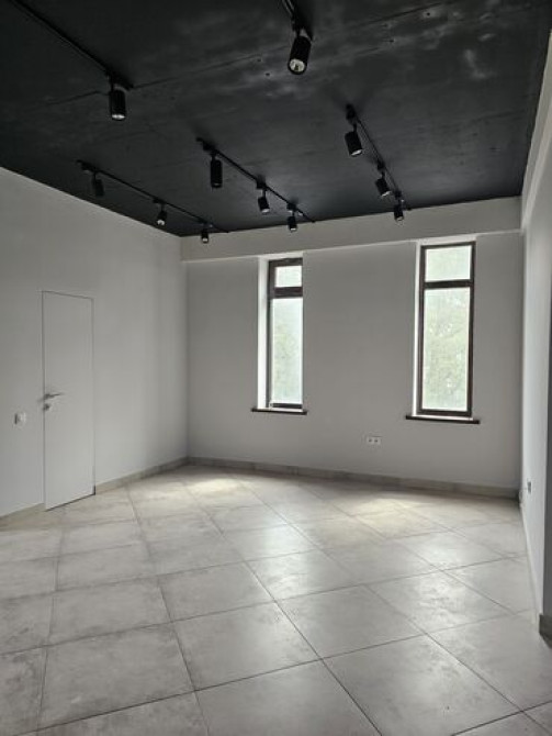 Продаю Офис 33 м², С ремонтом, Без мебели, Многоэтажное здание, 3 этаж Бишкек - сүрөт 2