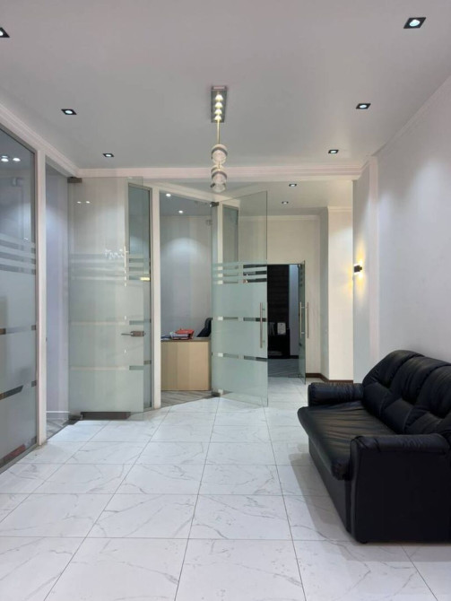 Продаю Офис 132 м², С ремонтом, Без мебели, С мебелью, Многоэтажное здание, 1 этаж Bishkek - photo 1