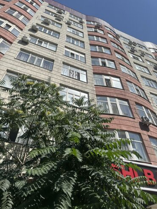 Продаю Офис 152 м², С ремонтом, Без мебели, Многоэтажное здание, 1 этаж Бишкек - сүрөт 1