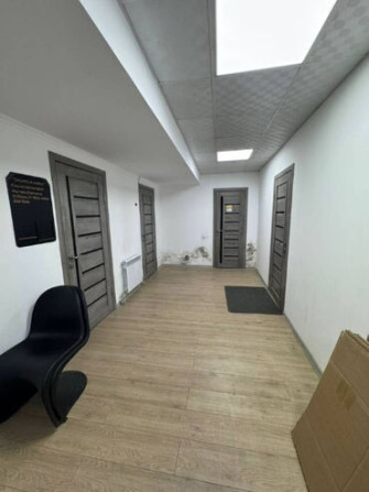 Продаю Офис 150 м², С ремонтом, Многоэтажное здание, Цокольный этаж этаж Бишкек - сүрөт 3