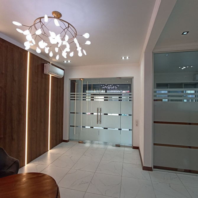 Продаю Офис 132 м², С ремонтом, Без мебели, Многоэтажное здание, 1 этаж Bishkek - photo 1