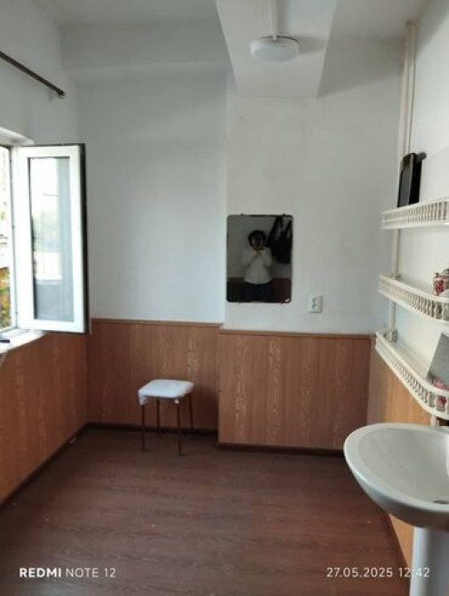 Продаю Офис 9 м², Без ремонта, С мебелью, Административное здание, 2 этаж Бишкек - сүрөт 1