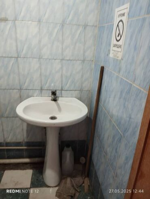 Продаю Офис 9 м², Без ремонта, С мебелью, Административное здание, 2 этаж Бишкек - сүрөт 3