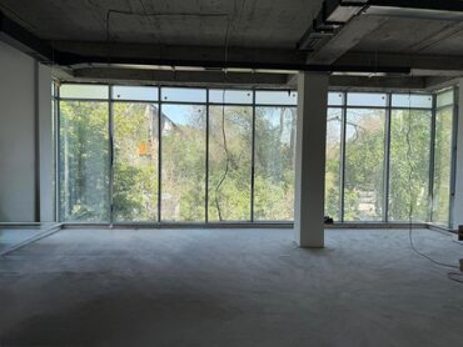 Продаю Офис 270 м², Без ремонта, Без мебели, Многоэтажное здание, 1 этаж Бишкек - сүрөт 5