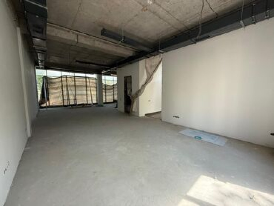 Продаю Офис 270 м², Без ремонта, Без мебели, Многоэтажное здание, 1 этаж Бишкек - сүрөт 3