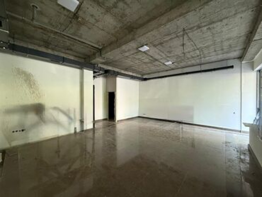 Продаю Офис 270 м², Без ремонта, Без мебели, Многоэтажное здание, 1 этаж Бишкек - сүрөт 2