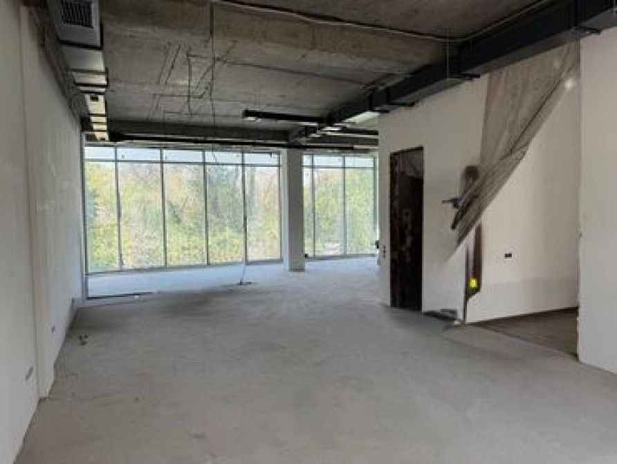 Продаю Офис 270 м², Без ремонта, Без мебели, Многоэтажное здание, 1 этаж Бишкек - сүрөт 4