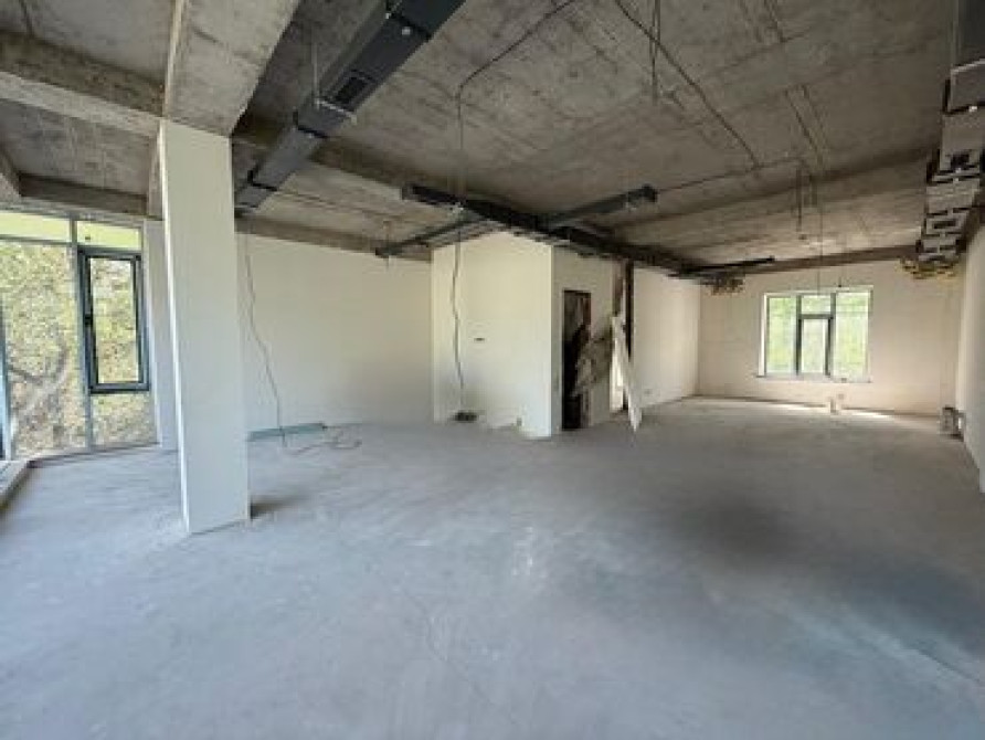 Продаю Офис 270 м², Без ремонта, Без мебели, Многоэтажное здание, 1 этаж Бишкек - сүрөт 6