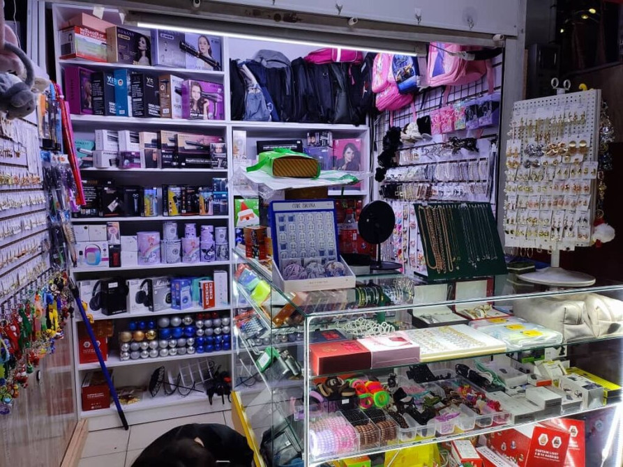 Продаю Бутик В торговом центре, 4 м², 1 этаж Бишкек - сүрөт 1