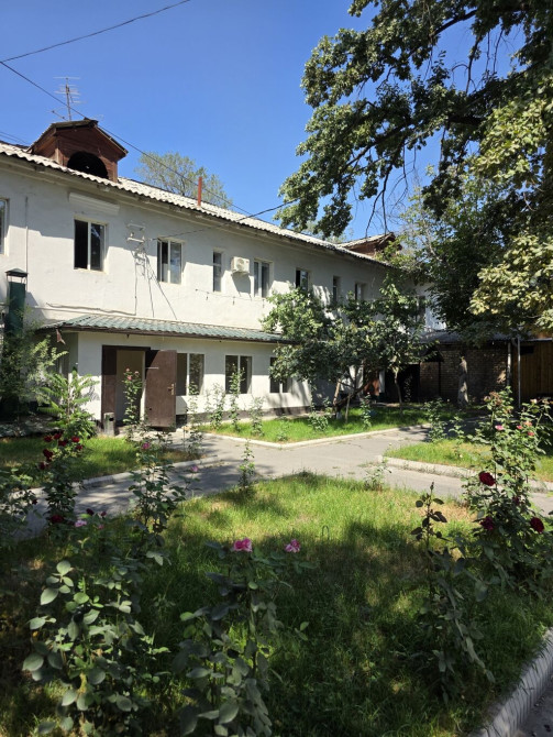 Здание отеля с благоустроенной территорией и несколькими Bishkek - photo 1