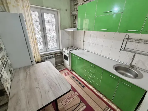 Продаю 2-комн. квартиру 105 серии в 10 микрорайоне Бишкек